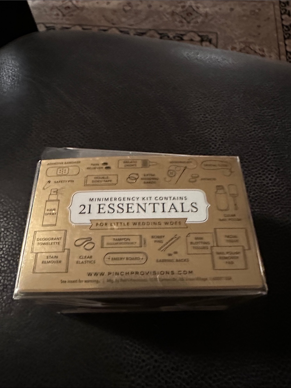 New!!! Bridal Minimergency Kit with 21 Wedding Day Essentials - Picture 3 of 4